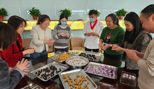 滾湯圓、猜燈謎、制花燈~~元宵節(jié)就要這樣過